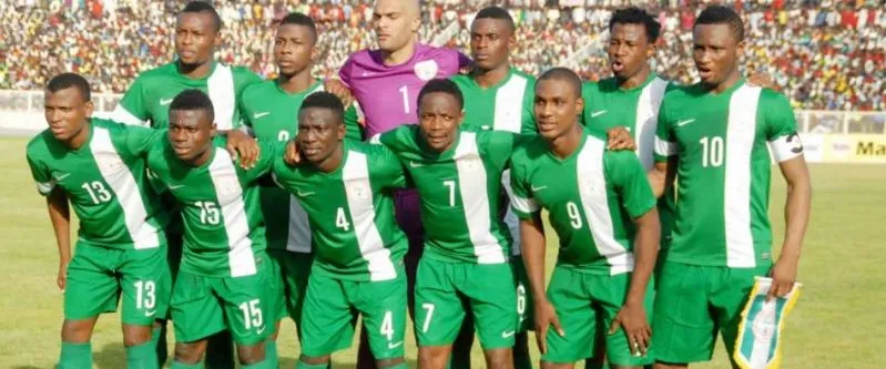 The Super Eagles in green lined up for a team photo