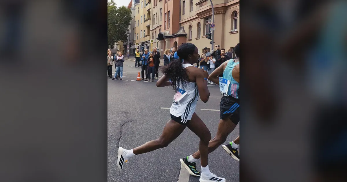 Tigst Assefa running the Berlin Marathon
