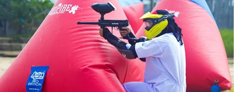 A player aiming from behind an inflatable bunker